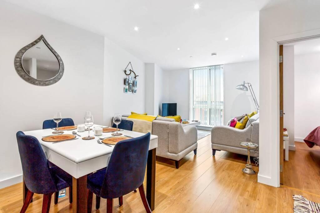 ブラックネルStunning 2 Bed/2 Bath In Town Centre & Parking!アパートメント エクステリア 写真