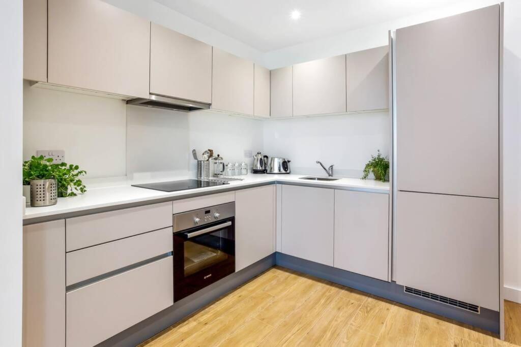 ブラックネルStunning 2 Bed/2 Bath In Town Centre & Parking!アパートメント エクステリア 写真