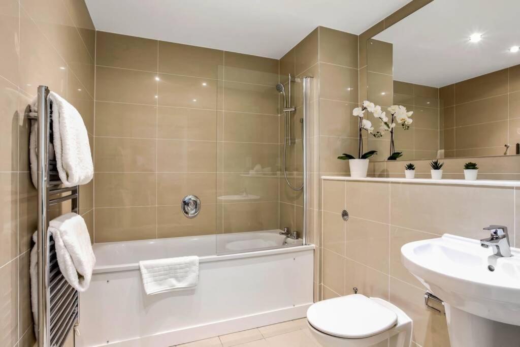 ブラックネルStunning 2 Bed/2 Bath In Town Centre & Parking!アパートメント エクステリア 写真