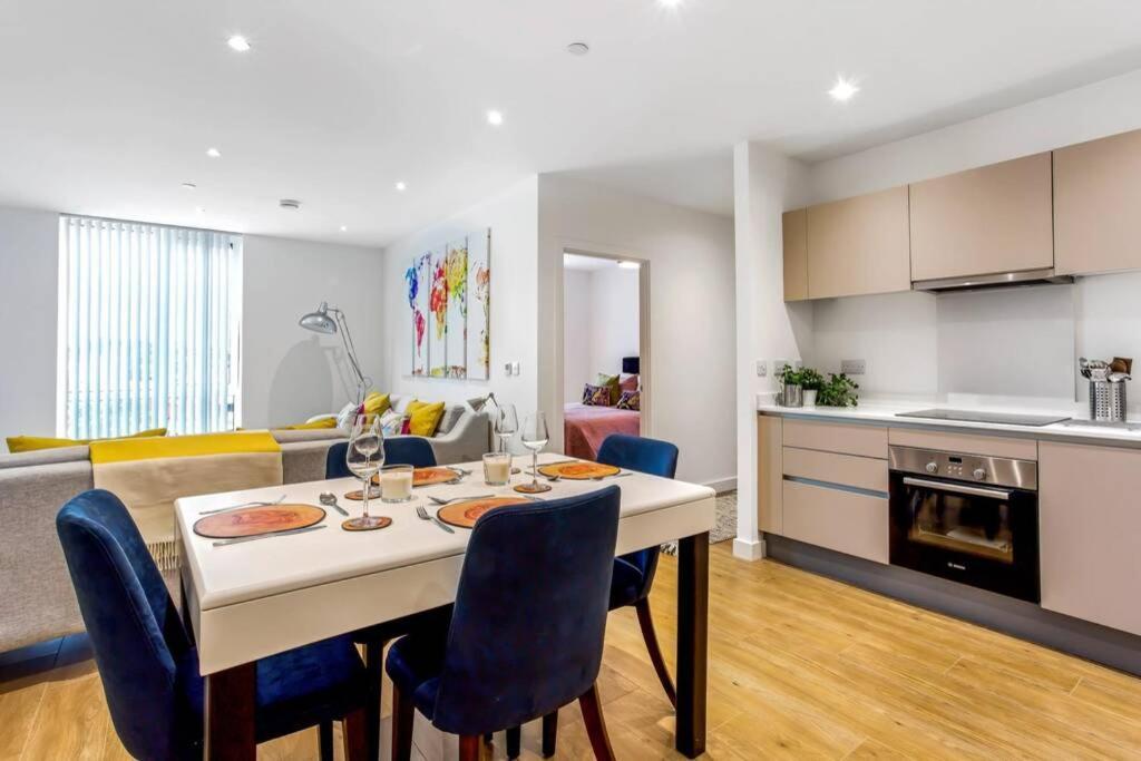 ブラックネルStunning 2 Bed/2 Bath In Town Centre & Parking!アパートメント エクステリア 写真