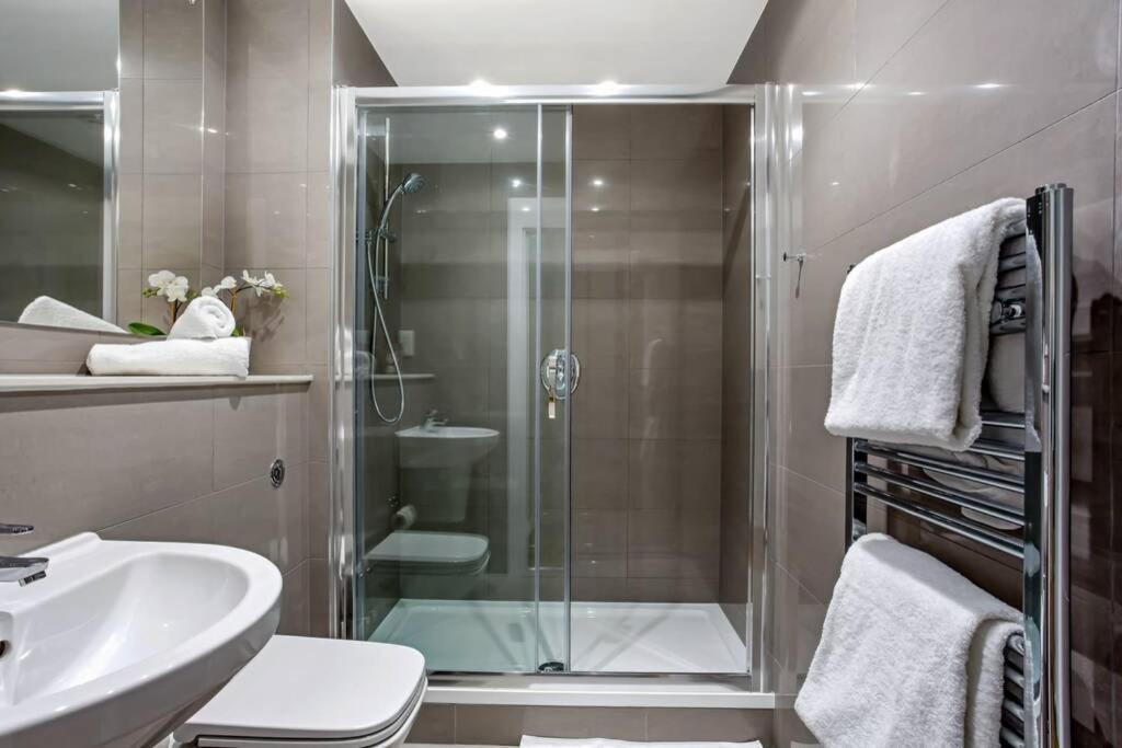 ブラックネルStunning 2 Bed/2 Bath In Town Centre & Parking!アパートメント エクステリア 写真